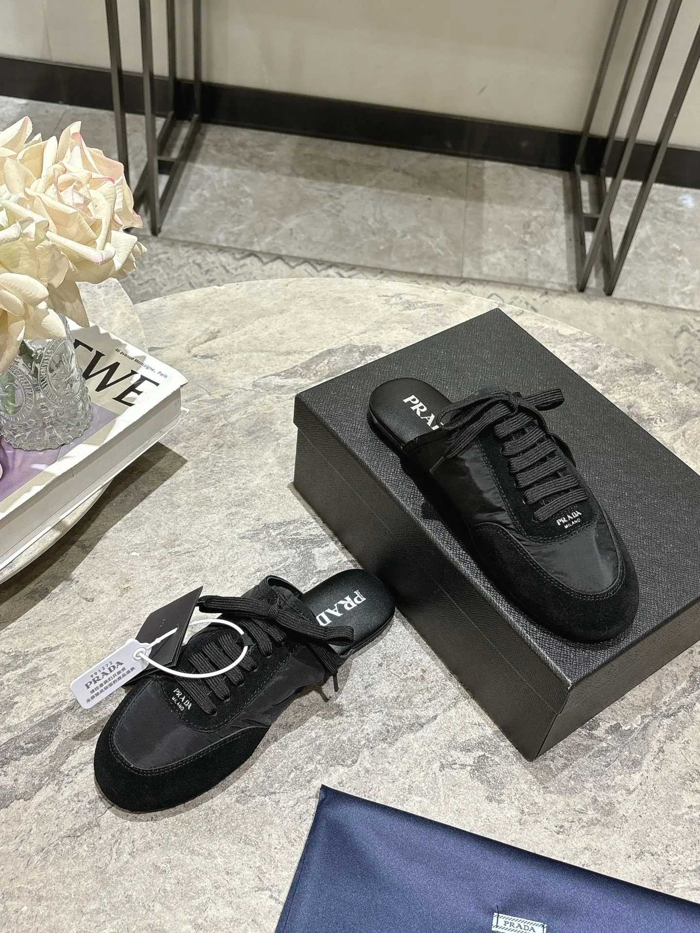 👟👟Ex-factory price 502👟👟 Prada Prada spring and summer show thin-soled moral training shoes for women. The 25ss show style item with the highest export rate. The suede upper has a texture, and the inner sheepskin is wrapped. It is soft and waxy. The insole is thickened with lambskin. It is extremely comfortable to step on, has a sense of support, and feels well wrapped. The shoe shape is full of wrapping, light, easy to wear and practical, a casual shoe, original molded rubber outsole Size: 35-39 (40 41 customized, non-refundable)